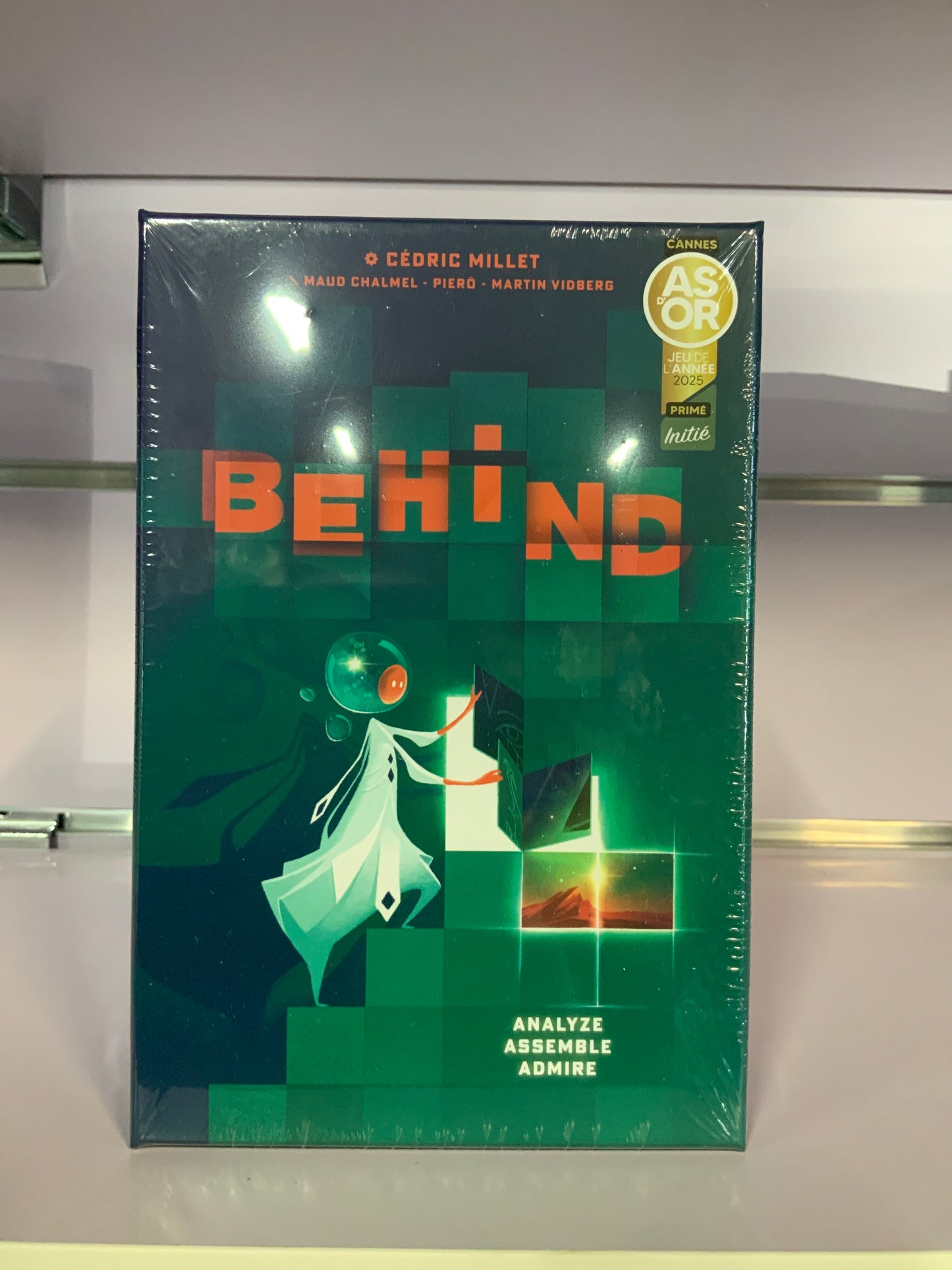 Behind (EN)